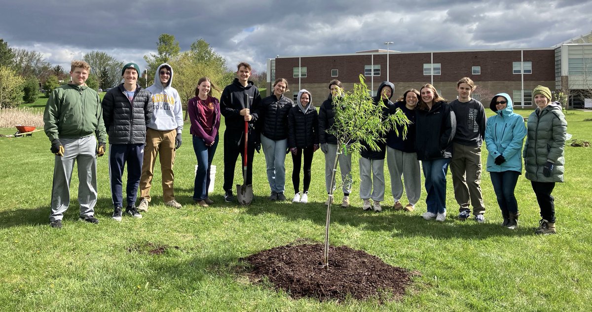 Thank you Arbor Club, Interact and class of 2024 volunteers! The Alumni Arbor has four new trees and is looking great! ⁦<a href="/ChelseaMI_HS/">Chelsea High School</a>⁩