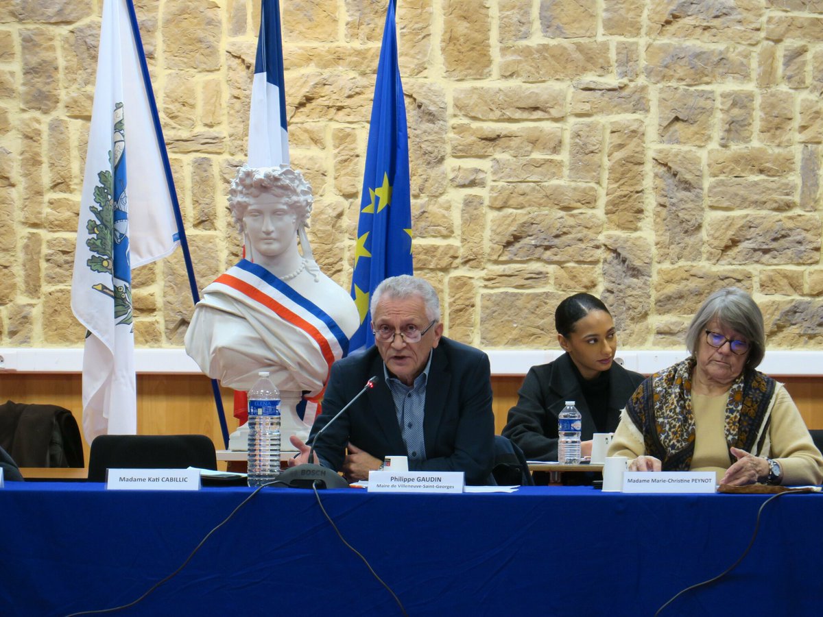leparisien_94's tweet photo. Salut nazi en plein conseil municipal, budget non adopté : rien ne va plus à Villeneuve-Saint-Georges
➡️ https://t.co/hosoCdFw3H https://t.co/Gl2nKapGJ5