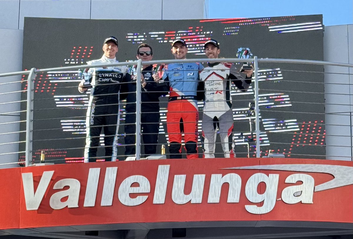 Podio 🇦🇷 en #Vallelunga! ⁦@eguerrieriok⁩ fue tercero en la primera carrera del ⁦@TCRWorldTour⁩ ⁦@Santi_Urrutia⁩ fue 7, y ⁦@bebugirolami⁩ fue 10! 👏🏻