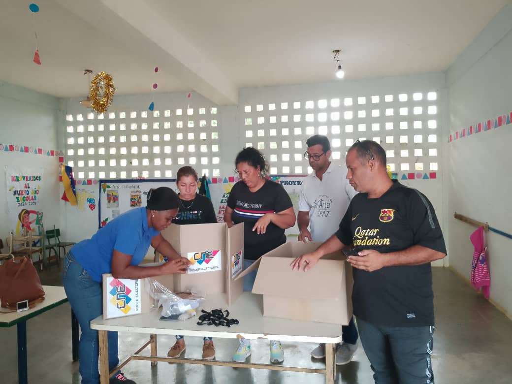 Psuv_Lagunillas's tweet photo. #20deAbril || Instaladas Mesas Comunales Electorales en el Mcpio. Lagunillas #Zulia ¡Todo listo para la #ConsultaPopular2024 de este #21DeAbril! 🗳️🙋🏻‍♂️🙋🏻‍♀️

 #ParticipaYDecide
#ComunaPuedeMás

@NicolasMaduro
@GuyVernaez 
@ComunasVE_
@Fundacomunal_Ve https://t.co/7gkyNUB7UI