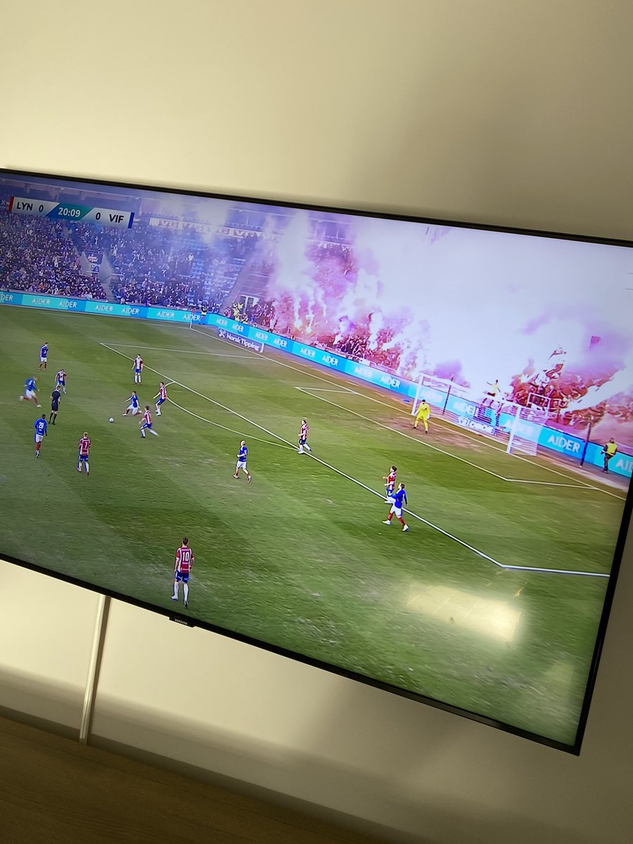 EKasbo's tweet photo. Meldes på tv at politiet beslagla 200 bluss.. Ser likevel ut som en del slapp inn likevel gitt👊🏻😂 https://t.co/aGMT2lVyPO
