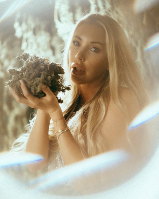 Happy Holidaze 💚 #420 what&rsquo;s your favorite flavor of flower? https://t.co/tMqKG5SYfz https://t.co/JM<a href="/tag/cosplay"class="tags"><span>#cosplay</span></a><a href="/tag/maythe4th"class="tags"><span>#maythe4th</span></a><a href="/tag/maytheforcebewithyou"class="tags"><span>#maytheforcebewithyou</span></a>