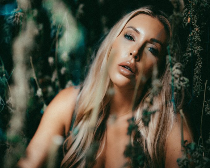 Happy Holidaze 💚 #420 what&rsquo;s your favorite flavor of flower? https://t.co/tMqKG5SYfz https://t.co/JM<a href="/tag/cosplay"class="tags"><span>#cosplay</span></a><a href="/tag/maythe4th"class="tags"><span>#maythe4th</span></a><a href="/tag/maytheforcebewithyou"class="tags"><span>#maytheforcebewithyou</span></a>