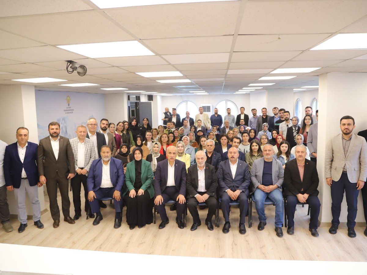 3 Kademe İl Yönetim Kurulu Üyelerimiz ile istişare ve değerlendirme toplantımızın devamında ise İstanbul Milletvekilimiz Suat Pamukçu’nun katılımıyla hatıra fotoğrafı çektirerek sonlandırdık.