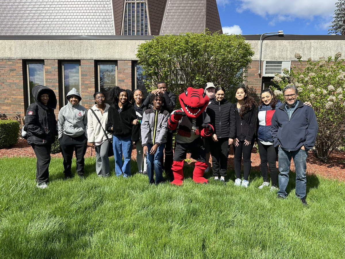 Spring Day of Service @RichTownshipHS more than 50 students served at 7 locations in our community. Even @RichieTheRaptor earned his service learning hours! #StudentDayOfService @RTHS_Athletics @RTHSacademies @RTHS_Poms_Dance @DrJohnnieThomas @rich227SCouncil