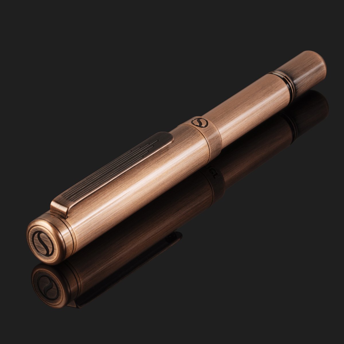 scriveiner's tweet photo. When you're in the mood for something special, this pen is for you 🖊️

✨The Scriveiner EDC Copper Pen is crafted from solid brass and finished with a captivating copper sheen.

#EverydayCarry #edccommunity #edcpen #scriveinerEDC #UK https://t.co/Rngutvmcn2