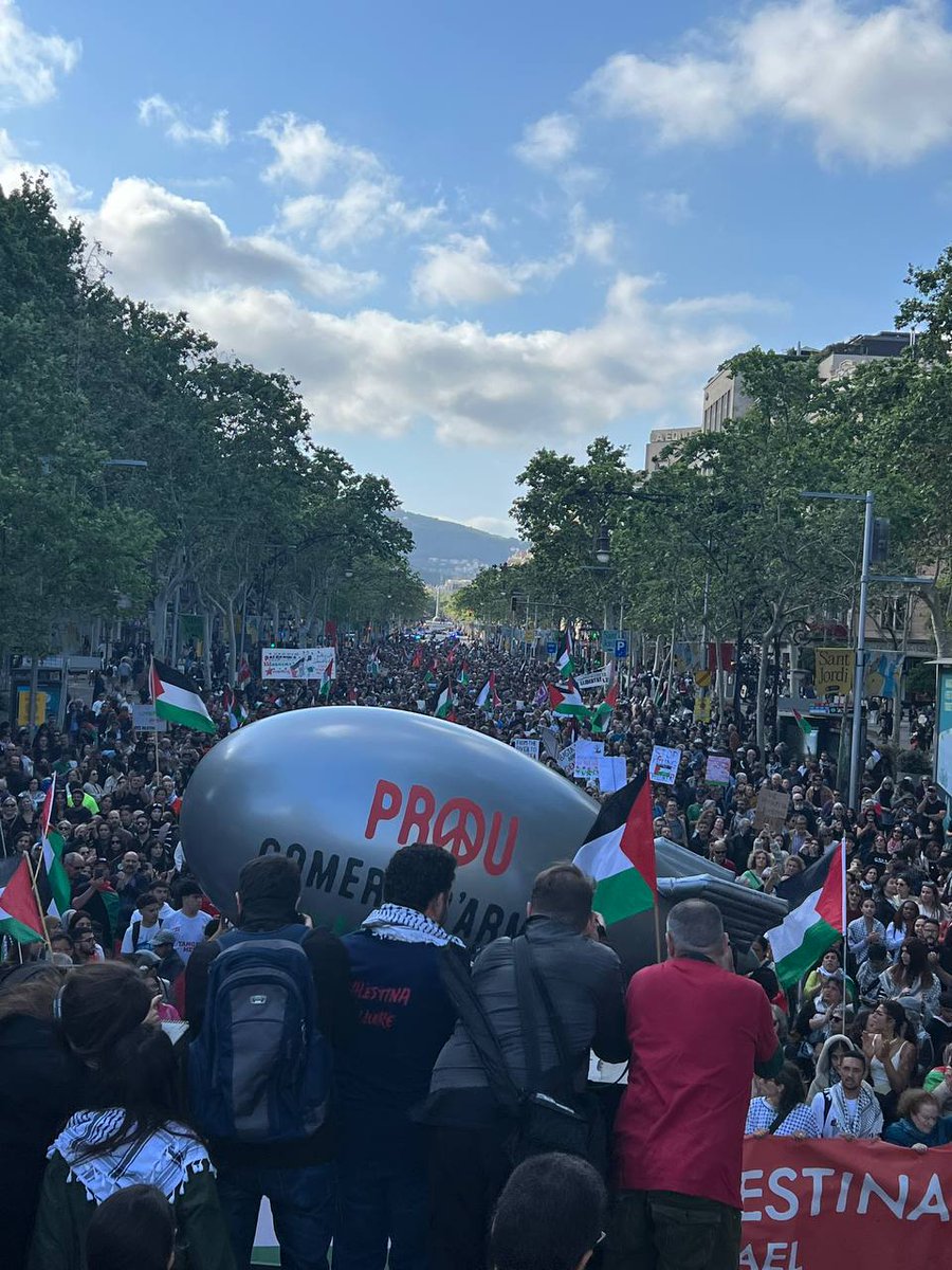 Ho hem tornat a fer! 10.000 persones hem omplert els carrers de Barcelona demanant a @desdemoncloa i @gencat: ❌ Fi comerç d'armes amb Israel ❌ Fi a les relacions amb Israel #FreePalestine #StopArmesAmbIsrael