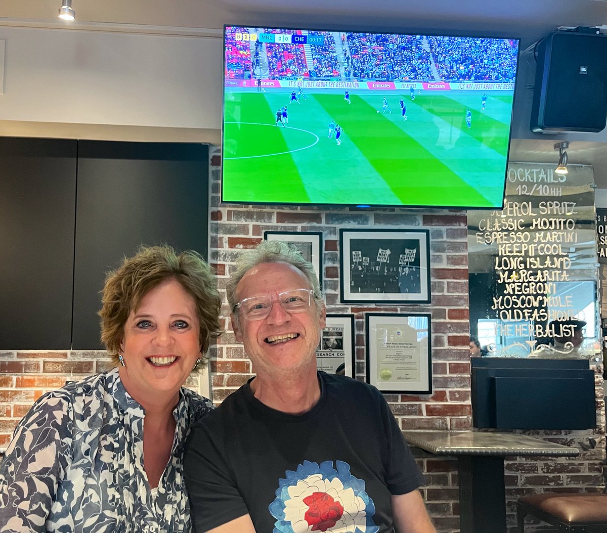 Ready for the match in the pub (Bugsys) with hubby. Come on you Blues! 😅 #facupsemifinals #ChelseaFC #paris