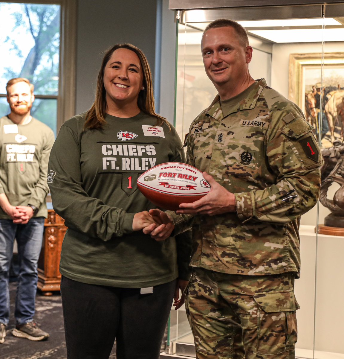 On April 18th, the @1stInfantryDiv had the honor of hosting the Kansas City Chiefs staff at Fort Riley! They had the opportunity to meet Big Red One Soldiers and share stories of strength and teamwork. We proudly host the Super Bowl champs as part of our Year of Victory!