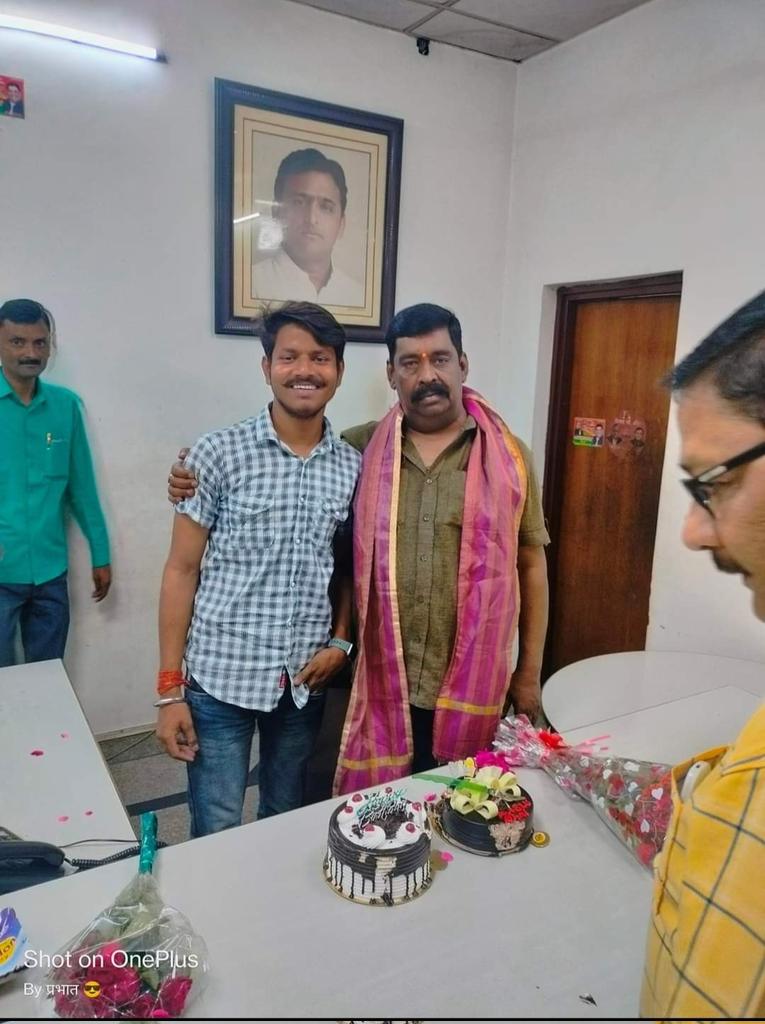 singhprabhattt's tweet photo. पूर्व कैबिनेट मंत्री एवम राष्ट्रीय सचिव समाजवादी पार्टी अरविंद सिंह गोप जी के छोटे भाई बबलू भईया को जन्मदिन की बहुत बहुत बधाई एवं शुभकामनाएं 🙏💐🎂
#Barabanki #barthday https://t.co/wcyeMNWC5p