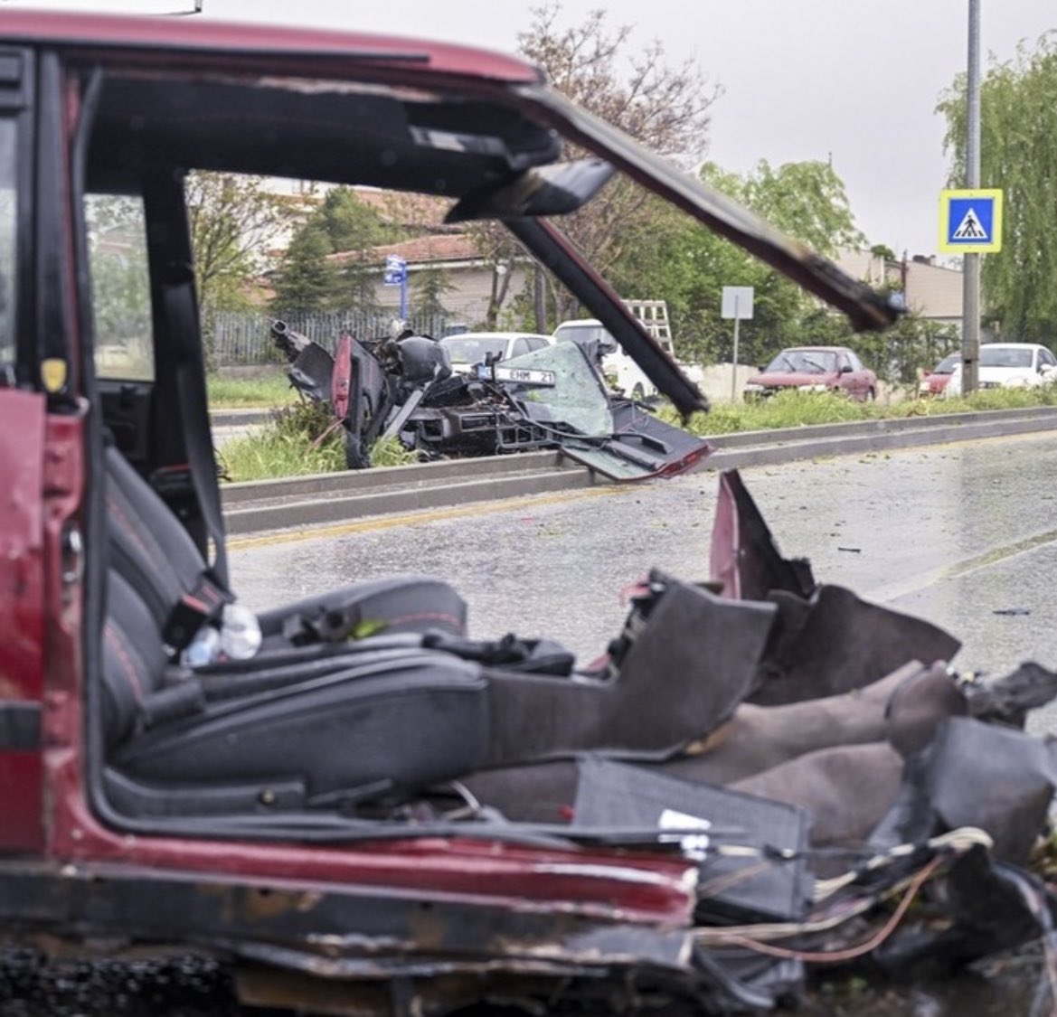 Ankara’da meydana gelen bir trafik kazası sonrası aracın durumu.