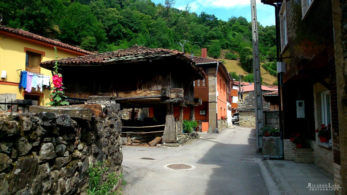 CASOMERA #ALLER #ASTURIAS #Casomera es un pueblo del concejo de Aller, situado a 625 metros de altitud en el valle del río Aller y muy cerca de las #Foces del #RíoAller. Conserva buenos ejemplos de arquitectura tradicional y una iglesia dedicada a #SanRomán.