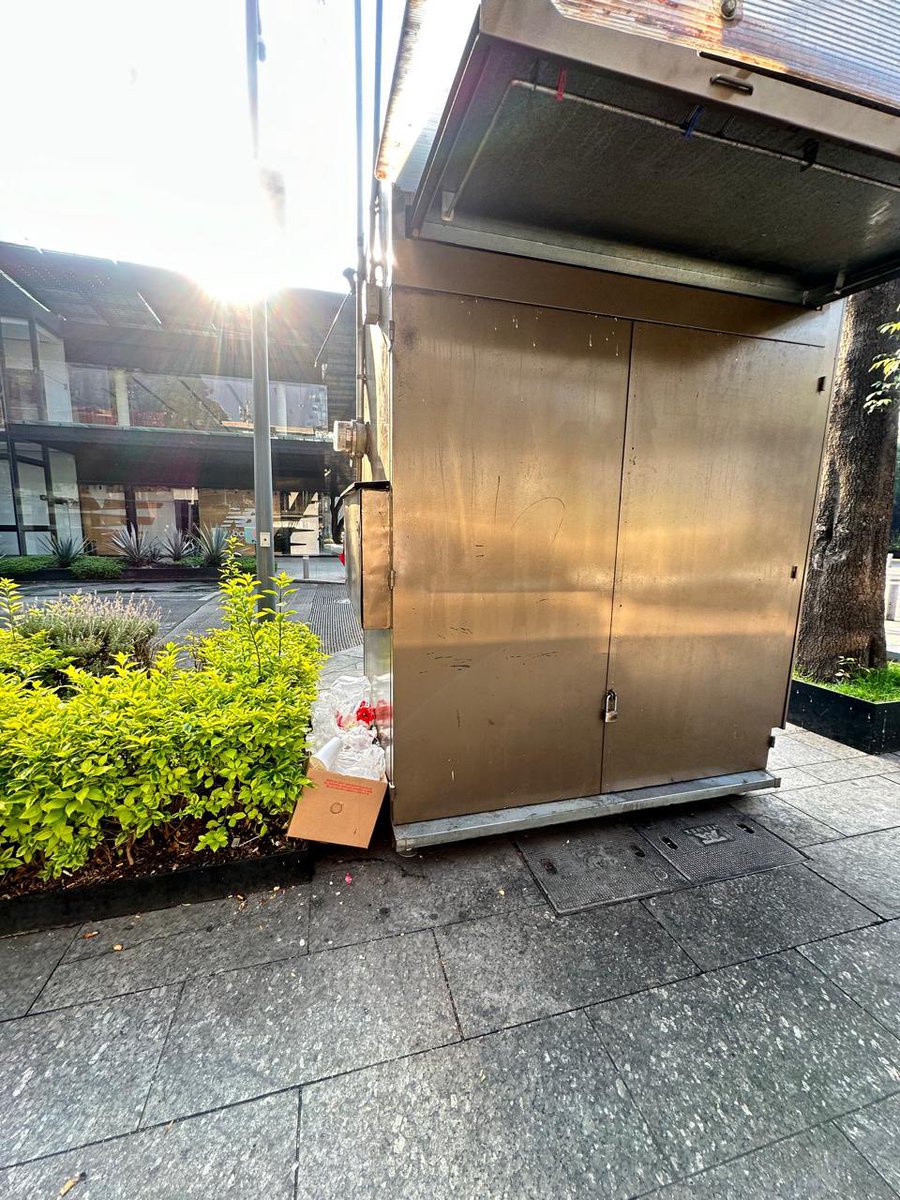 vecinosdeapie's tweet photo. Vecinos de #cuernomasaryk @costeno_group seguro facturan mucho dinero en Polanco. Ayúdenos a mantener las banquetas limpias y las jardineras cuidadas. ¿Qué les cuesta? @AlcaldiaMHmx #vecinocochino https://t.co/AjIeI4C970