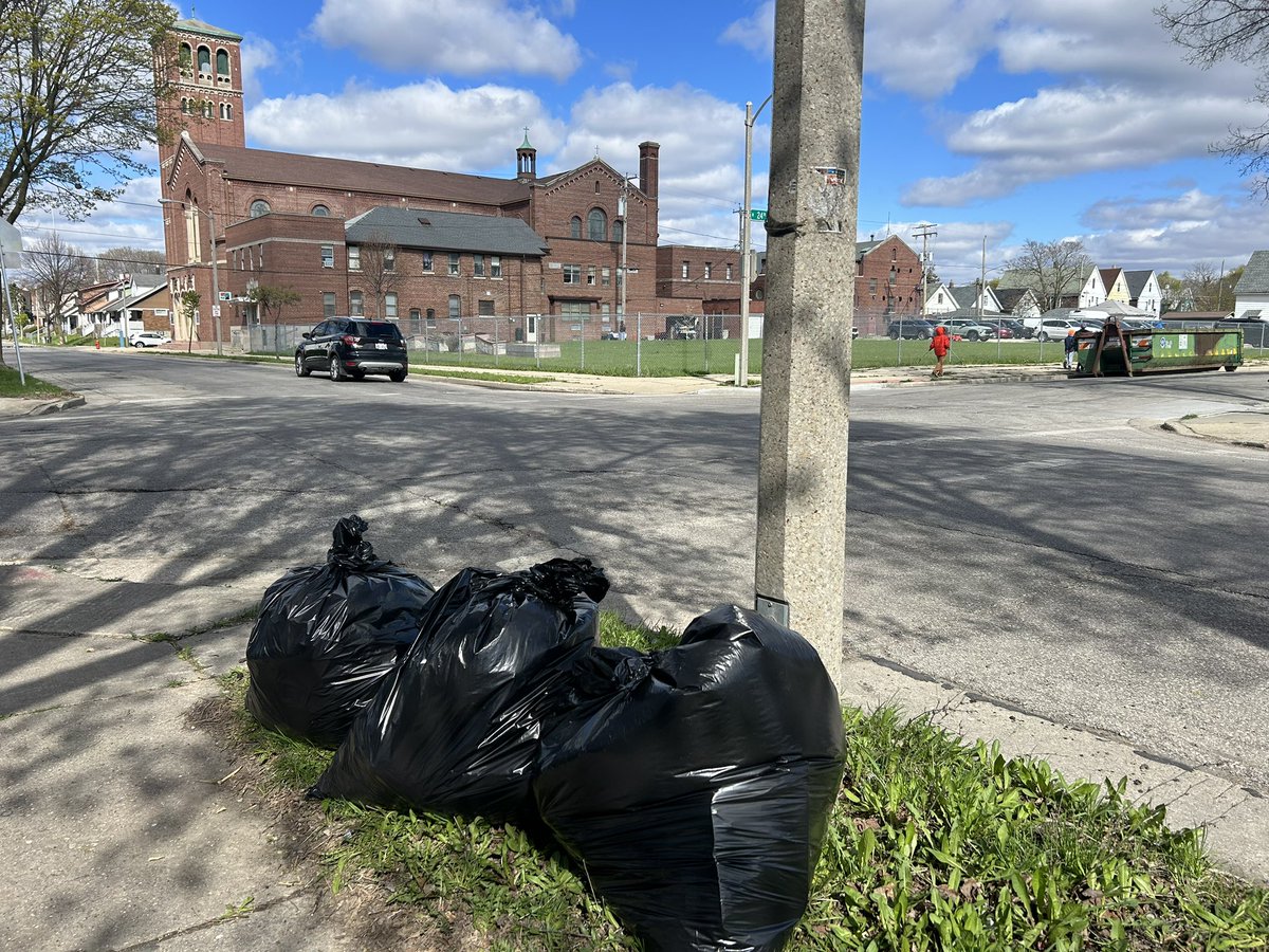 Earth Day is just two days away but many communities in our region got a head start on cleanup efforts today! 🗑️ I’ll share how dozens of people helped to beautify Milwaukee’s Amani neighborhood tonight on @WISN12News at 5pm!