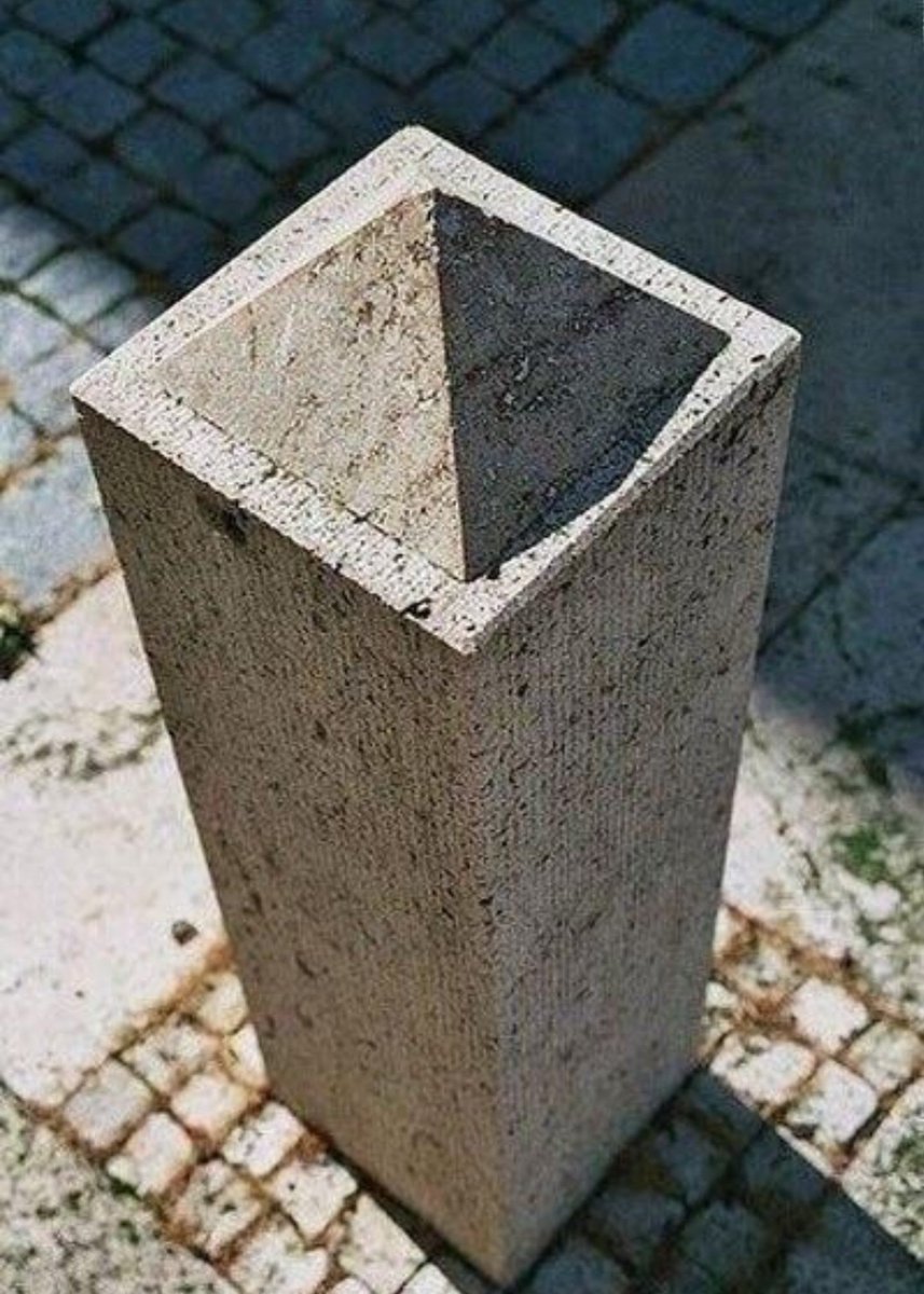 Banachek's tweet photo. Do you see a pyramid on top of a pedistal or do you see a hollow pedistal? Whichever change your focus and it will change. #mindf@ckd yet? #banachek #banacheksbrain #banacheksmindgameslive https://t.co/94cd4Z7LnU