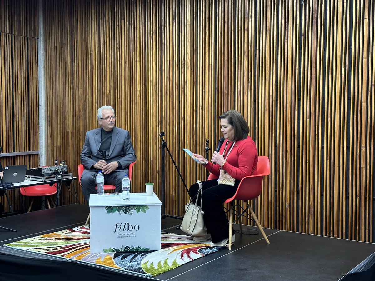 En este momento en la presentación del libro José María Melo. El presidente de los pobres. El autor Mario Ramírez conversa con Martha Patricia Ruiz Anchondo, embajadora de México en Colombia, en Talleres 4.📚🍃 @EmbaMexCol #40añosFCEColombia #FILBo2024 #LeeLaNaturaleza