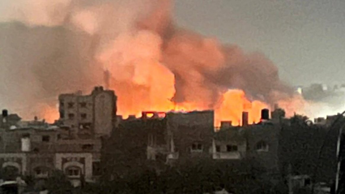 #Urgente | Israel bombardea violentamente en mitad de la noche la ciudad de #Rafah, donde más de 1,7 millones de palestinos malviven asediados, atacando viviendas y matando a civiles, incluidos niños.