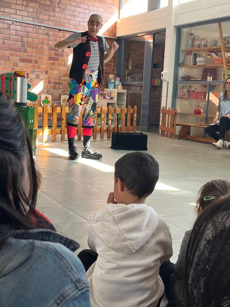 AjCastelltersol's tweet image. 🤹🏽‍♂️ L’escola bressol l’ #Espurna va gaudir ahir d’una representació teatral amb pantomina, titelles i 🎶 música de “Ruskus Patruskus”!

🤩 Petits i grans ho vàrem passar d’allò més bé!

#Castellterçol #activitats #portesobertes