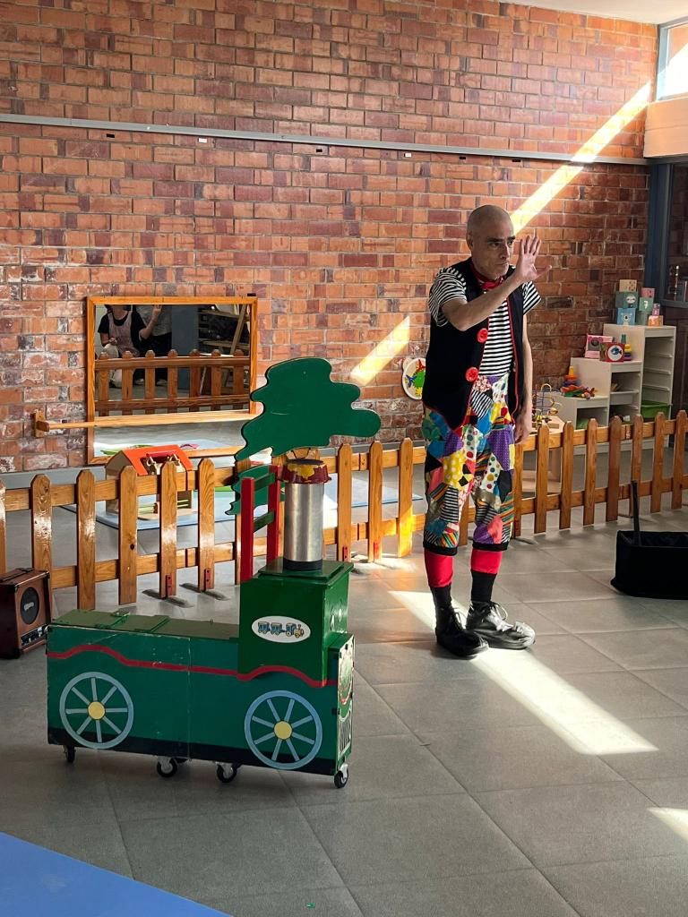 AjCastelltersol's tweet image. 🤹🏽‍♂️ L’escola bressol l’ #Espurna va gaudir ahir d’una representació teatral amb pantomina, titelles i 🎶 música de “Ruskus Patruskus”!

🤩 Petits i grans ho vàrem passar d’allò més bé!

#Castellterçol #activitats #portesobertes