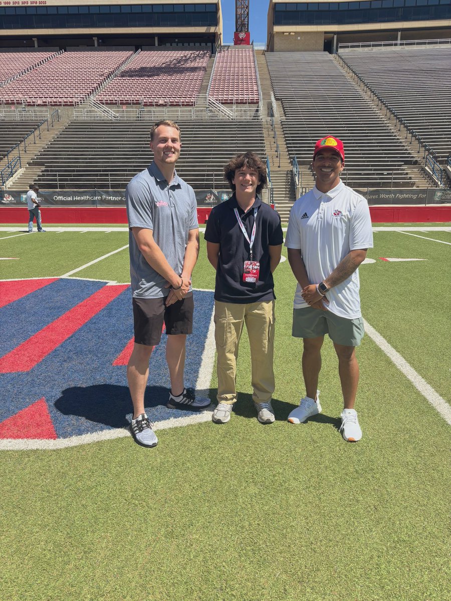 Had an amazing time at <a href="/FresnoStateFB/">Fresno State Football</a> today thank you <a href="/jakerasmussen_/">Jake Rasmussen</a>  and <a href="/lj_early/">L.J. Early</a> for this opportunity!.
<a href="/lhslionsfb/">LibertyLionsFootball</a> <a href="/richie_beltram_/">Coach Richie Beltram</a> <a href="/CoachMikeCable/">Coach Cable</a>