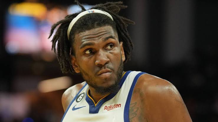 Kevon Looney afirma que irá aprimorar seu jogo ofensivo para a próxima temporada, inclusive na bola de três: “Se eu puder arremessar para 35% ou 36%, acho que agregaria muito para o que já faço dentro de quadra.” (via @NBCSWarriors)