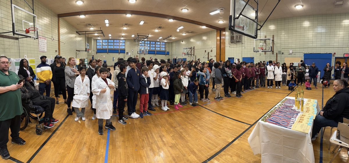Thank you @BioBus & @phibetasigma for serving as judges at our @CSD_4 Science Fair! Every participant was a winner—check out 4M007, @PSMS57JamesWel1 & @phprepnyc our grand prize winners! Special thanks to @cec4eastharlem for providing medals and trophies! 🏆