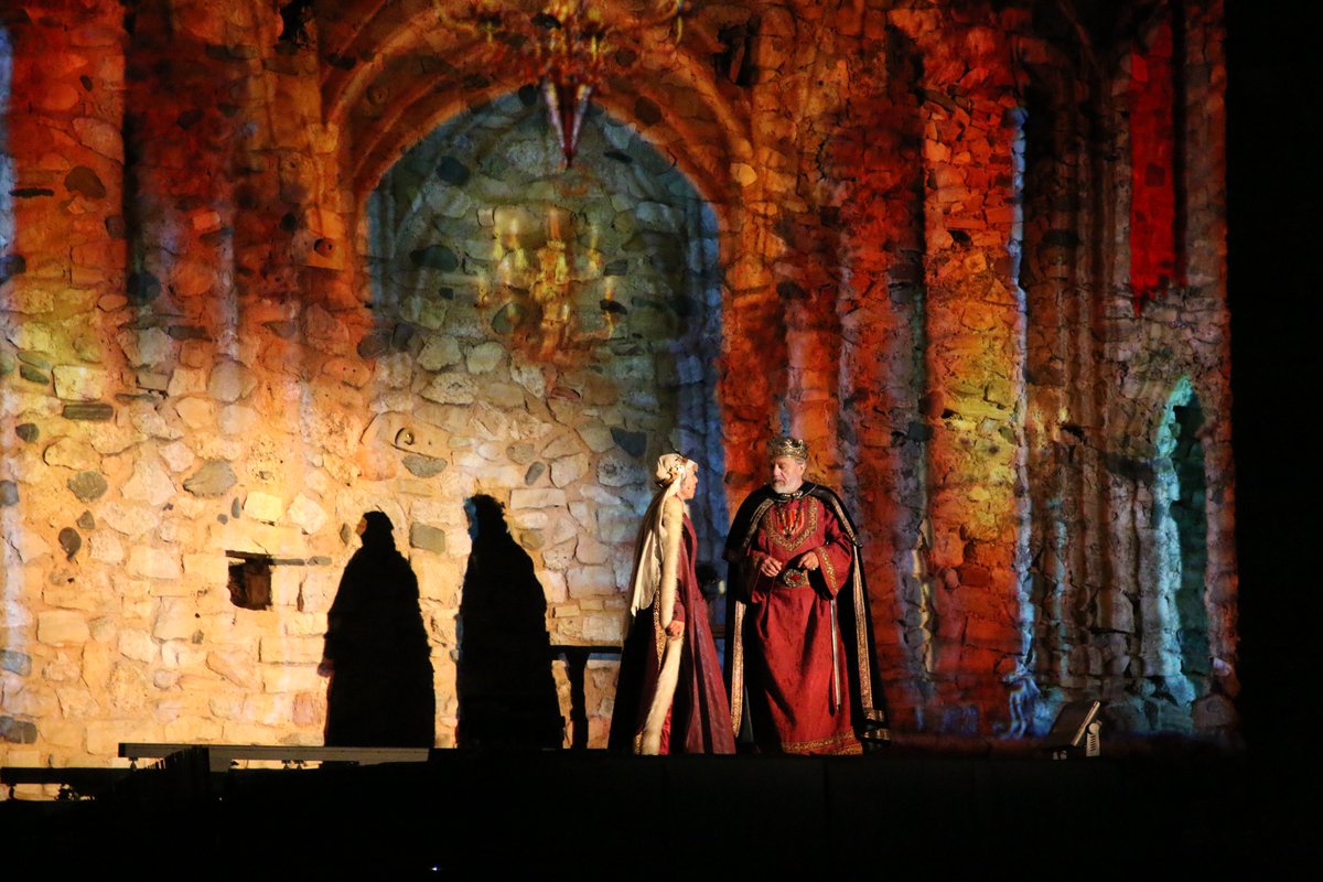 setmanamedieval's tweet photo. 🌹Impressionant representació de la Llegenda de Sant Jordi

😍 Centenars de persones han viscut el macroespectacle de la Llegenda de Sant Jordi amb projeccions, llum, foc, música i més de 200 personatges.

Aquest acte ha estat patrocinat per la Ferreteria Alfonso https://t.co/cxij4dzdbt