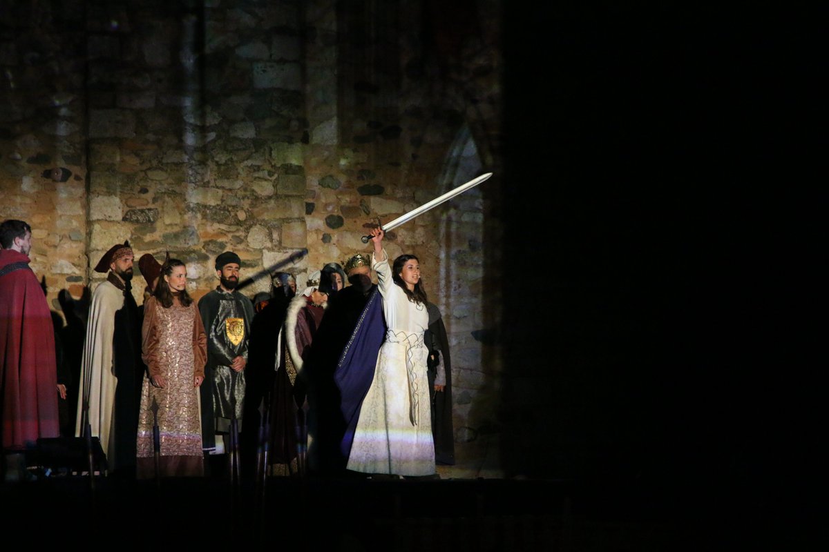 setmanamedieval's tweet photo. 🌹Impressionant representació de la Llegenda de Sant Jordi

😍 Centenars de persones han viscut el macroespectacle de la Llegenda de Sant Jordi amb projeccions, llum, foc, música i més de 200 personatges.

Aquest acte ha estat patrocinat per la Ferreteria Alfonso https://t.co/cxij4dzdbt