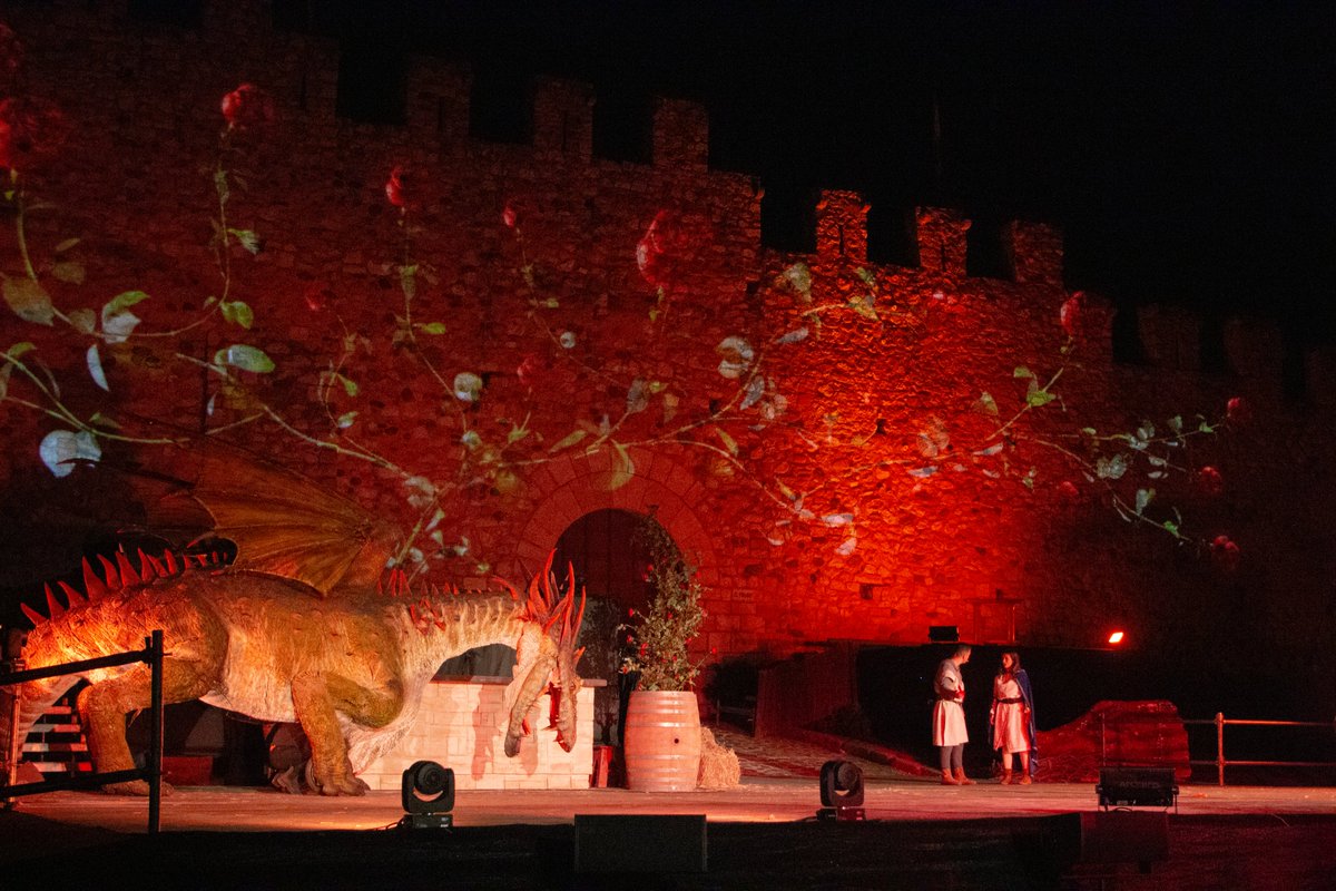 setmanamedieval's tweet photo. 🌹Impressionant representació de la Llegenda de Sant Jordi

😍 Centenars de persones han viscut el macroespectacle de la Llegenda de Sant Jordi amb projeccions, llum, foc, música i més de 200 personatges.

Aquest acte ha estat patrocinat per la Ferreteria Alfonso https://t.co/cxij4dzdbt