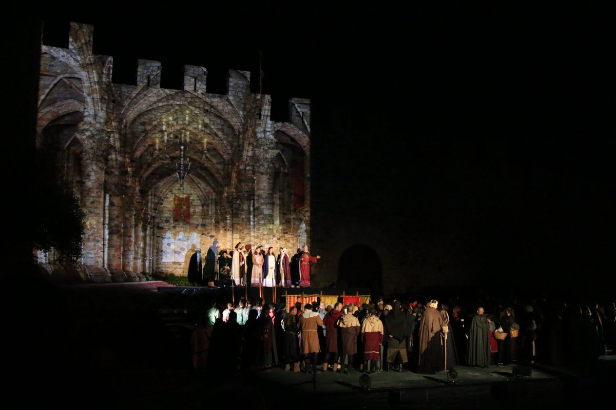 setmanamedieval's tweet photo. 🌹Impressionant representació de la Llegenda de Sant Jordi

😍 Centenars de persones han viscut el macroespectacle de la Llegenda de Sant Jordi amb projeccions, llum, foc, música i més de 200 personatges.

Aquest acte ha estat patrocinat per la Ferreteria Alfonso https://t.co/cxij4dzdbt