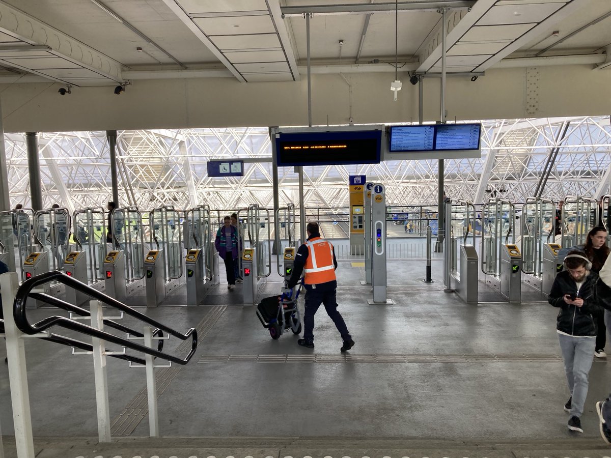 Acercalm's tweet photo. Zaandam railway station doesn’t appear to have a car park, but its multi-storey bike park is a thing of wonder. 
It also has the town name on its roof (historical Dutch tradition of having the family or company name in a contrasting colour of roof tiles on one’s home/premises). https://t.co/cgP7fNJYwI