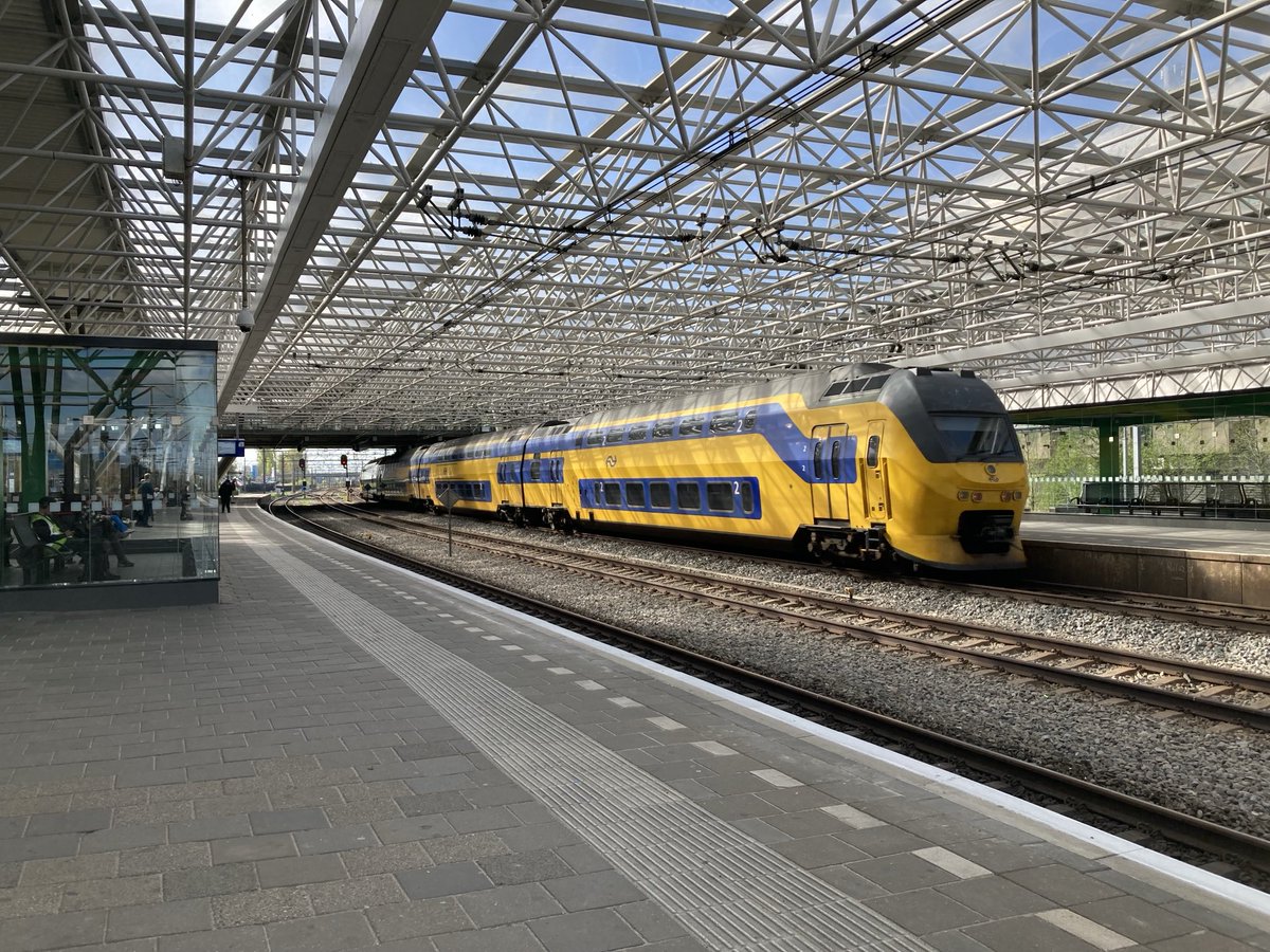 Acercalm's tweet photo. Zaandam railway station doesn’t appear to have a car park, but its multi-storey bike park is a thing of wonder. 
It also has the town name on its roof (historical Dutch tradition of having the family or company name in a contrasting colour of roof tiles on one’s home/premises). https://t.co/cgP7fNJYwI