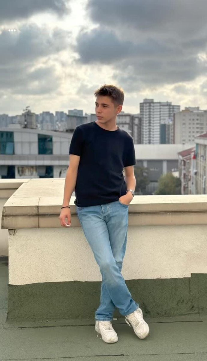 ...Dolasacaktir elini kolunu sallaya sallaya
Dolasacaktir en şanlı elbisesiyle,
İşçi tulumuyla 
Bu güzelim memlekette
#umuthapsedilemez