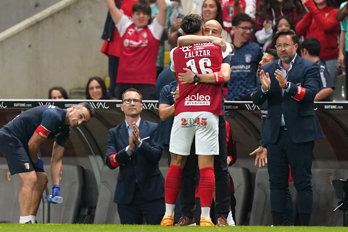 CabineSport's tweet photo. Zalazar desbloqueou e foi herói! 

O Vizela marcou primeiro na Pedreira por intermédio de Essende. 

Zalazar empatou e completou a reviravolta já perto do final da partida. https://t.co/9Q0bO8aQO6