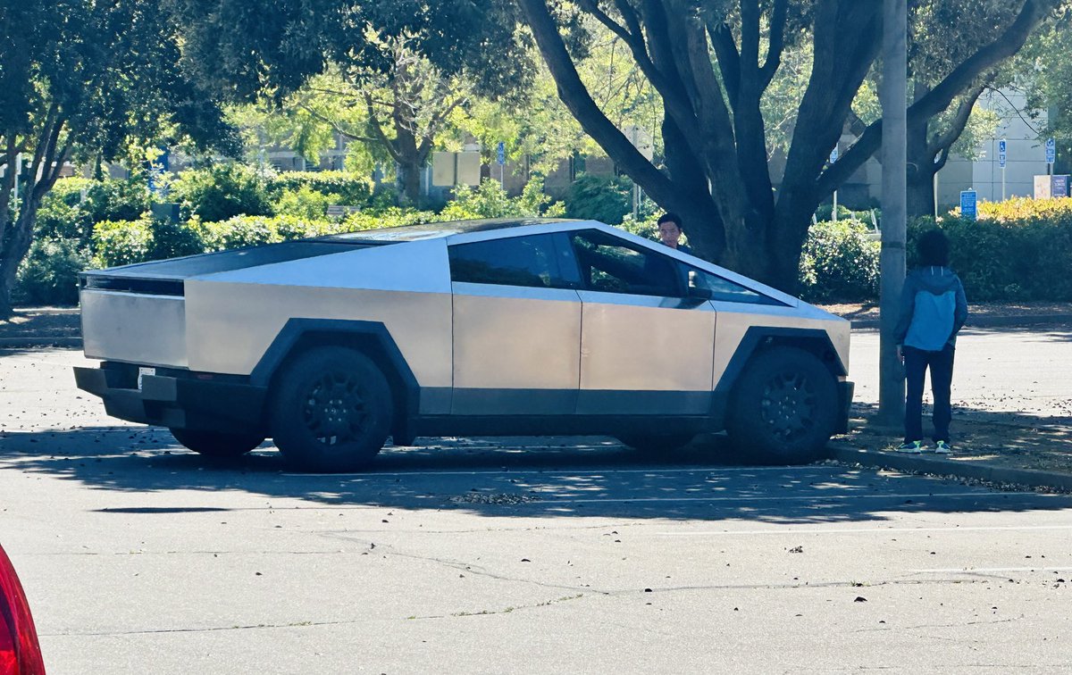 Spotted in the wild <a href="/ucdavis/">UC Davis</a> picnic day. 😬