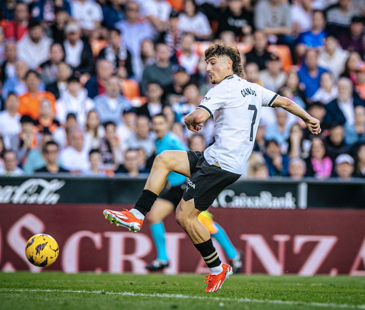 sergicanos's tweet photo. Cabeza arriba todos!!! Afición, gracias por empujarnos hasta el final…. Sigamos luchando juntos. Esto NO ha terminado🦇🧡 Amunt @valenciacf !!! https://t.co/GlQWkBkgsY