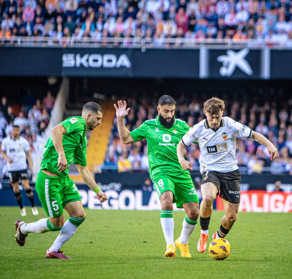 sergicanos's tweet photo. Cabeza arriba todos!!! Afición, gracias por empujarnos hasta el final…. Sigamos luchando juntos. Esto NO ha terminado🦇🧡 Amunt @valenciacf !!! https://t.co/GlQWkBkgsY