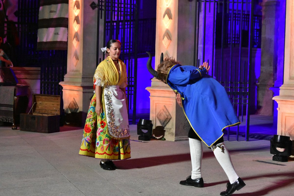📸El monumental el 📍Claustro del Antiguo Convento de la Merced ha sido esta noche el escenario de lujo para la 13ª Muestra Infantil de Folklore en homenaje al 'Tío Pillo' organizada por <a href="/FolkLorca/">CYDVIRGENDLASHUERTAS</a>

#LorcaLoBordamos