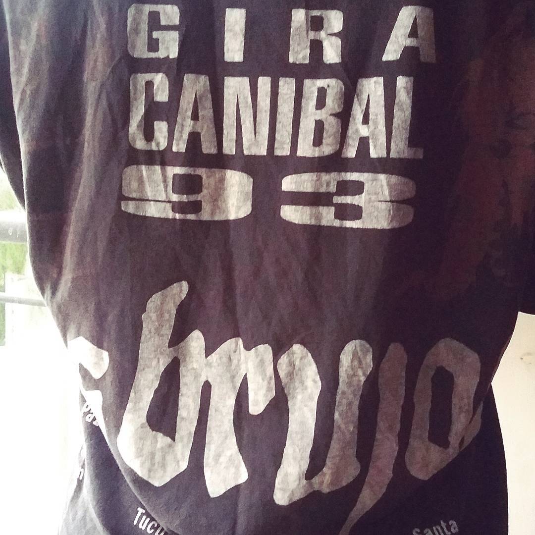 👽#Sabado y quién dijo....Vintage 90's!

👽👕 Remera original de <a href="/losbrujosya/">Los Brujos Oficial</a> de la Gira Canibal '93 , que visitó 15 provincias y 30 ciudades del país. Compartida por <a href="/fotosdealguien/">DHE</a>  

👽🎫 Próximo show:
☆25/05 - @festivaltocadak  (Caba)

👽 mgt: Nacho Producciones Agencia