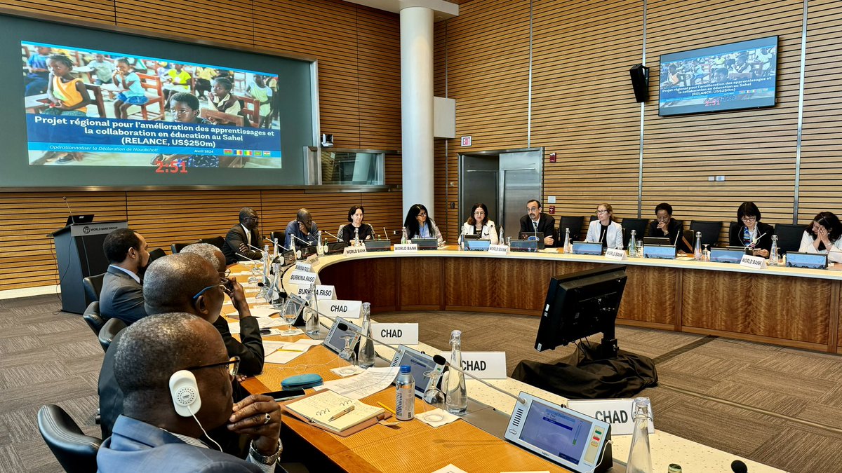 🌍#WBGMeetings: Sahel Governors Roundtable on #Education “First, we learn to read, then we read to learn”, said Luis Benveniste @WorldBank Education Global Director, stressing that without #FoundationalLearning, many of the opportunities that come with school can’t be realized.