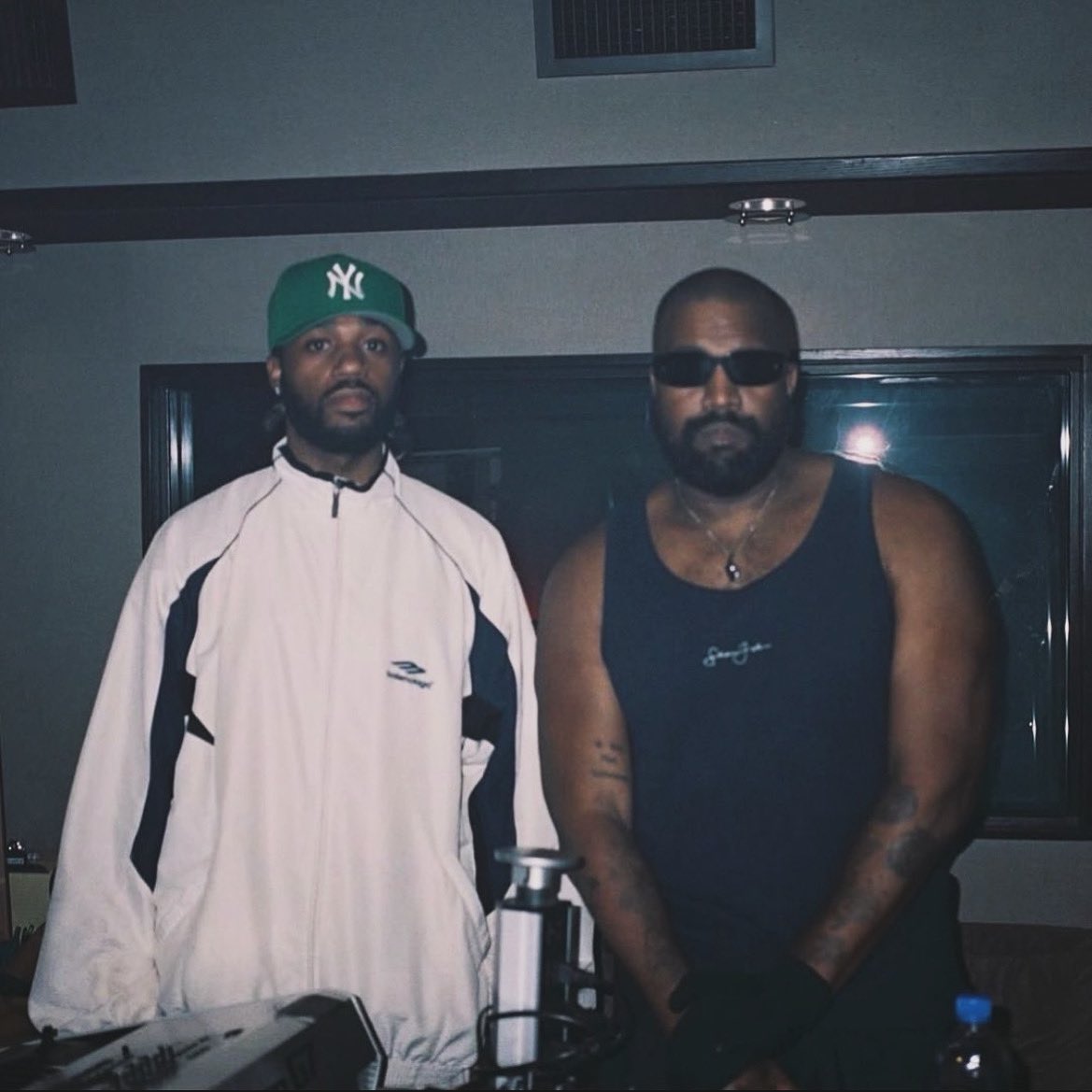PressureGang36's tweet photo. @kanyewest x @MetroBoomin 
#WeDontTrustYou #Vultures https://t.co/nGmw0vMQ4i