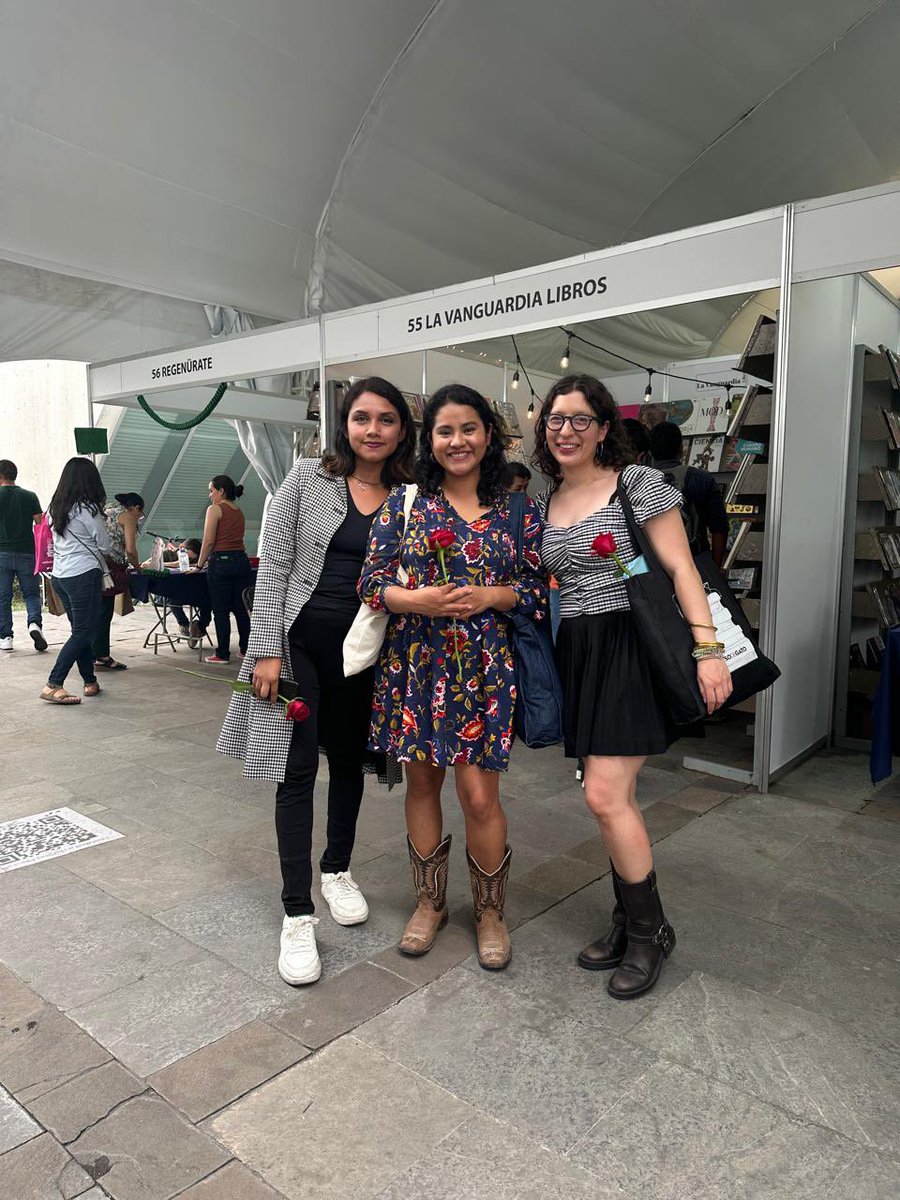 Hoy en La Fiesta del Libro y la Rosa ♥️ de la @UNAM_MX !!! Mesa sobre Poesía de los 90’ Ana Basilio, @Rebecrop y yo leímos poemas, hablamos sobre nuestros procesos creativos y compartimos poemas de otras personas de los 90’. Gracias @universoUNAM por el espacio ♥️♥️♥️ felices!!!