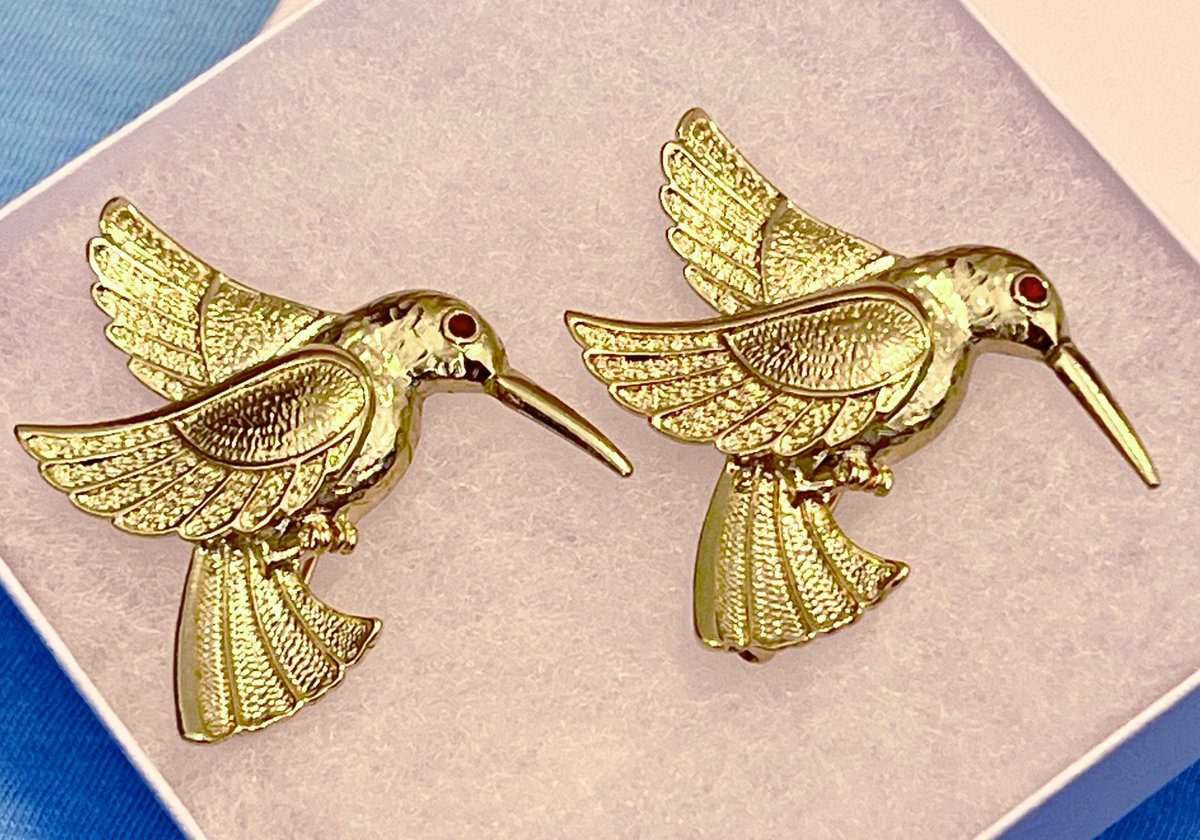 VINTAGE #Hummingbird Bird Brooch #LapelPin SET of 2 #Rhinestone Eye Gold Tone FREE SHIP 

#birds #birdlovers #hummingbirds #ebayfinds #vintagejewelry #brooches #vintagebrooch #giftsforher #giftsformom #springfashion #MothersDayGifts #HummingbirdLovers 

ebay.com/itm/2667780653…