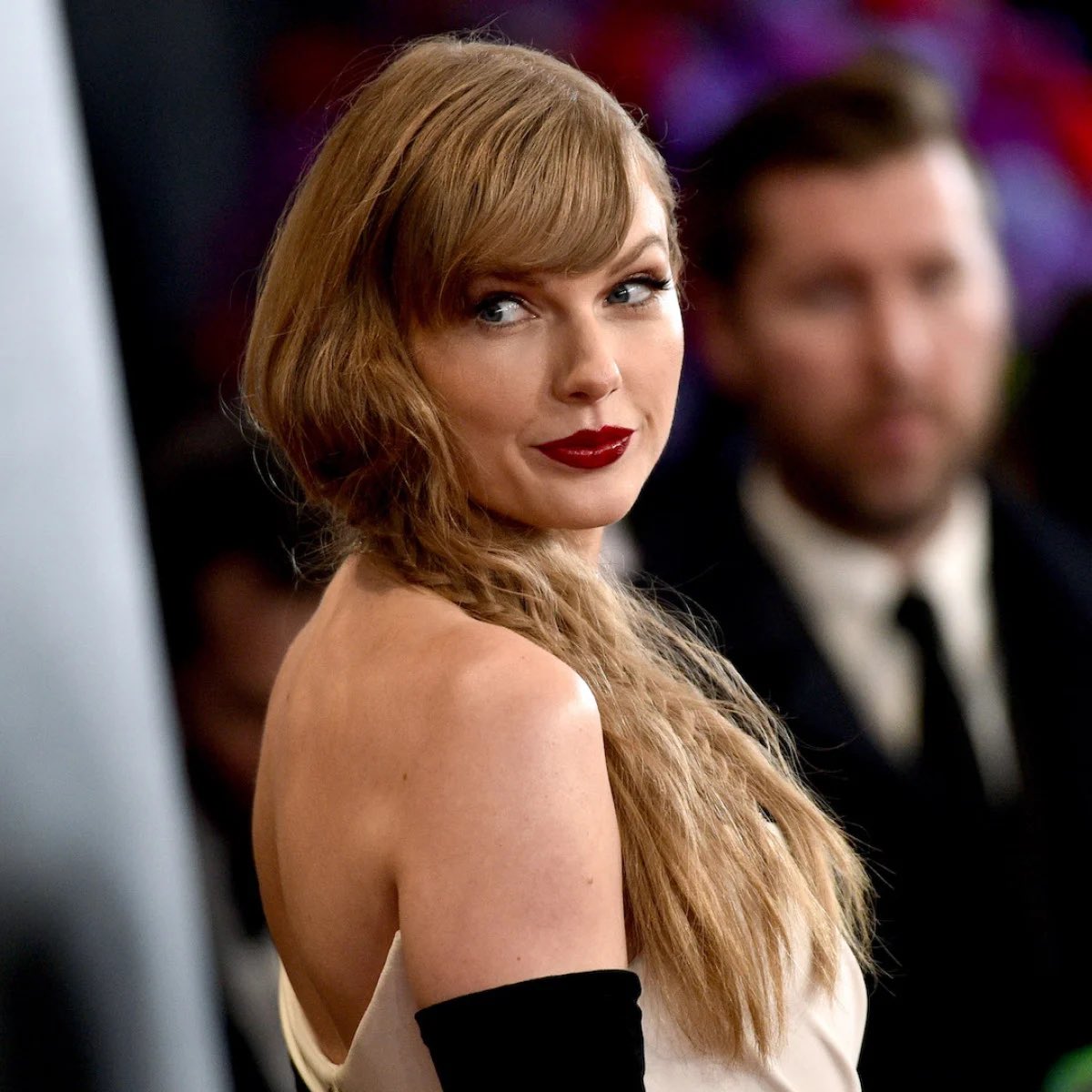 PopCrave's tweet photo. Taylor Swift occupies 45 of the top 50 spots on US Apple Music. https://t.co/OiPEPnIUrr