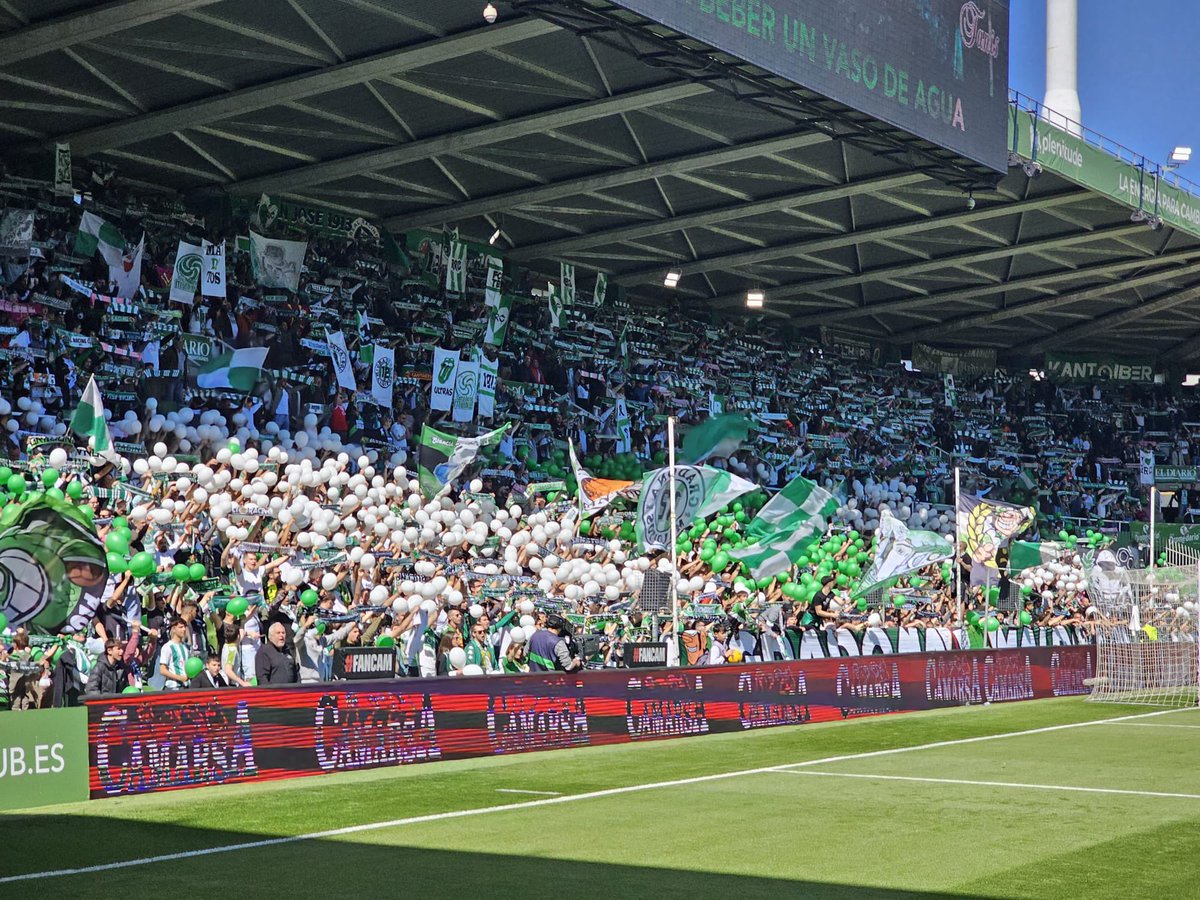 UltrasAccountOF's tweet photo. La fiesta blanquiverde de @GradonaMalditos 
RRC Santander-UD Levante
20/04/24
#ultras https://t.co/2UPdGeeuGK