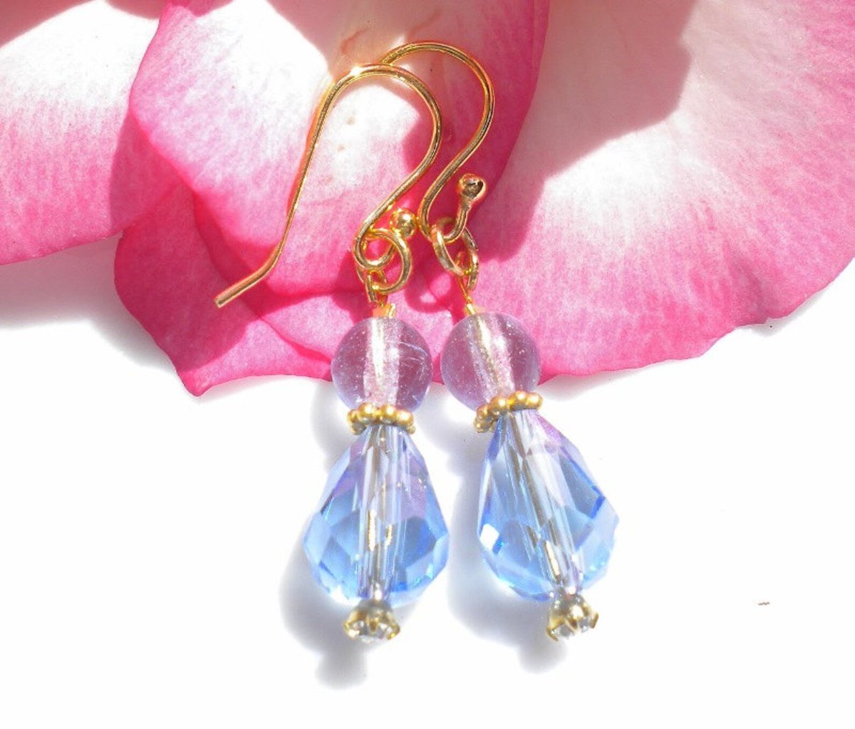 PamelaBaker67's tweet image. etsy.com/listing/200012… @MagdaleneJewels #BlueTopazBlueRoseQuartzEarrings #GemstoneEarrings #bmecountdown