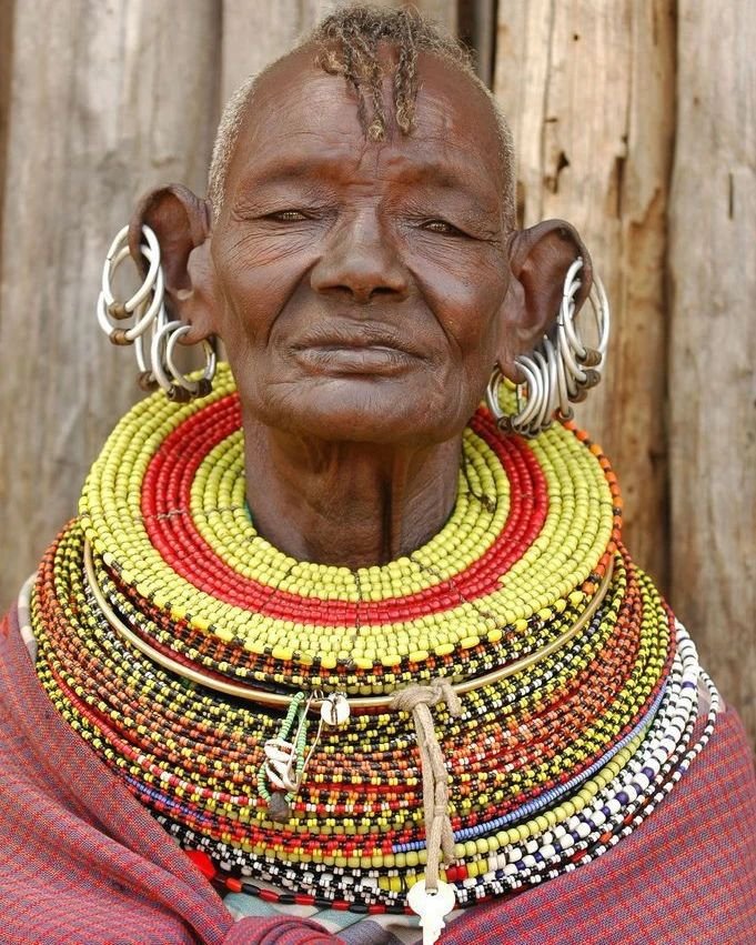 Photograph by Jeff Arnold of an unnamed Turkana woman in Kenya, along with her fabulous stacked beadwork collars and hoop earrings, date of photo not known 
#BeadSocietyGB #Beads #HistoryOfBeads #TurkanaKenya #JeffArnold #AfricaAdorned #AfricanBeadwork