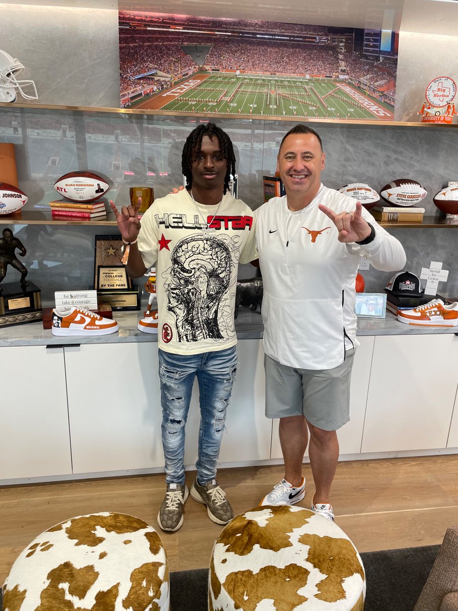 Hitchcock High 4-Star WR @kelshaunj8 meeting with Steve Sarkisian during visit for Longhorns spring game OnTexasFootball: ontexasfootball.com/forums/ OnTexasFootball YouTube: m.youtube.com/@OnTexasFootba…