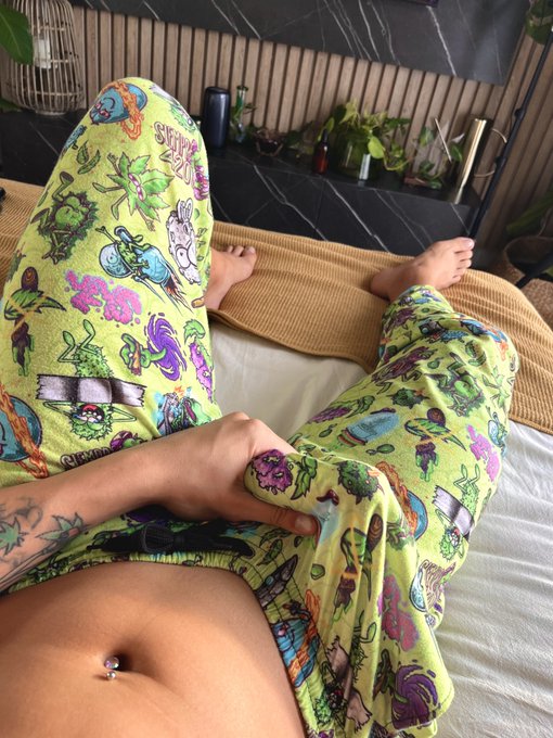 Happy 420 💚 Here&rsquo;s ur blunt 🤭 https://t.co/RXyggi95Ly