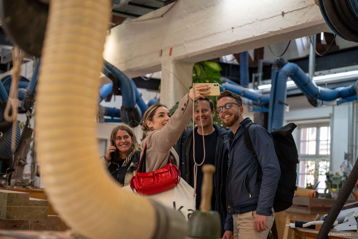 <a href="/MarcSwk/">Marc Swk</a> <a href="/CathedraleLabs/">Ateliers Cathédrale</a> <a href="/laurentbuanec/">LAURΞNT BUANΞC</a> <a href="/ARTEfr/">ARTE</a> <a href="/Elo_Mth/">Elodie_M</a> <a href="/isamod/">Isabelle Modry</a> Merci Marc pour ces super photos et pour avoir pris la demi-journée pour nous accompagner en amont du #Twapero_SXB 🫶

J'aime trop le making-of du selfie d'<a href="/Elo_Mth/">Elodie_M</a>, pendant que Sonia <a href="/CathedraleLabs/">Ateliers Cathédrale</a> est au téléphone en mode "On quitte l'atelier, tu nous retrouves sur le chantier